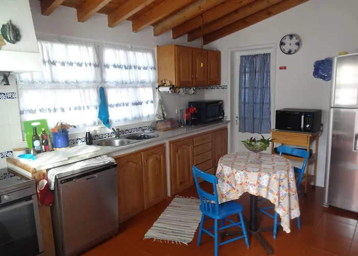 Гостевой дом Laura Ribeirinha (Sao Miguel)